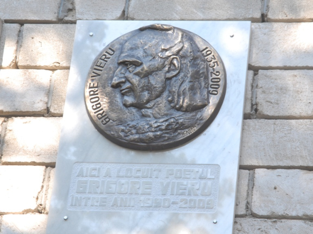 A fost instalată placa memorială „Grigore Vieru”